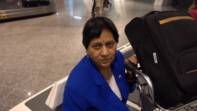 Aruna & Hari Sharma at Bilbao Airport Baggage Reclaim area, Bilbao Spain, Sep 07, 2018 смотреть онлайн