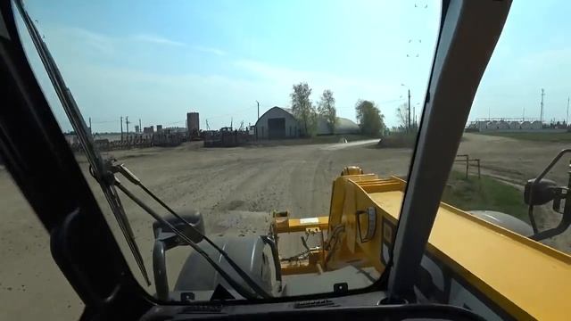 Начали сажать картофель   Я работаю на погружчике JCB