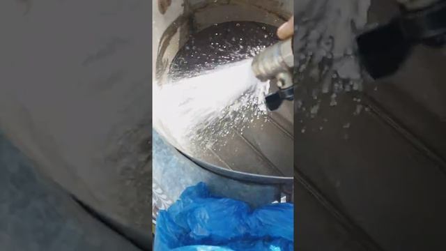 Квас или лягушки в бочке из под кваса, миф или реальность?! Ролик N1" Как обрабатывают и наливают" смотреть онлайн