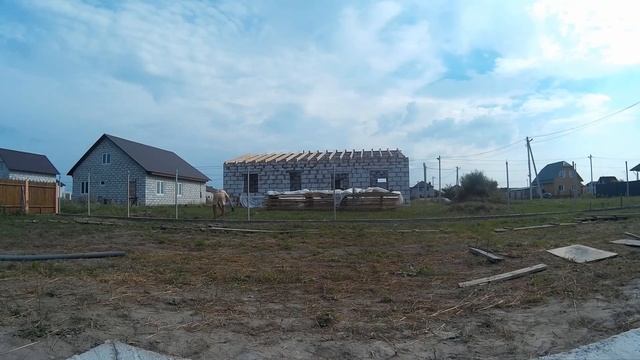 Снятие опалубки фундамента забора. Забор из профнастила своими руками. Часть 6. смотреть онлайн