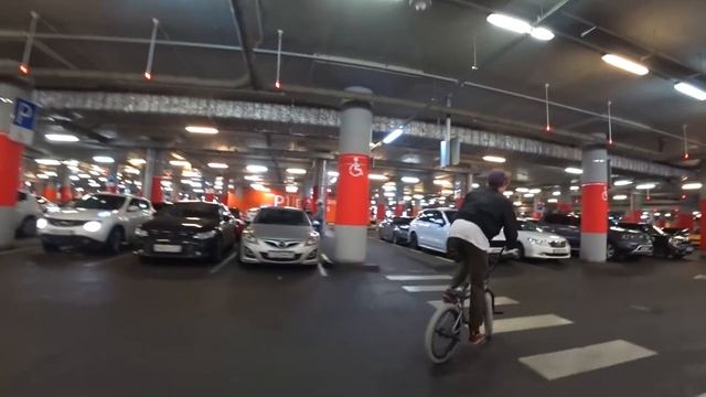Разносим парковку торгового центра | Макс Чуприна | Диморл | BMX смотреть онлайн