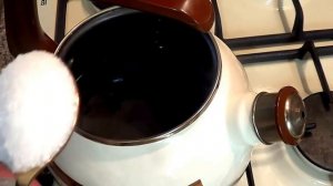 Как просто очистить чайник от накипи.