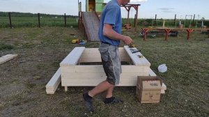Песочница своими руками. Песочница с сидениями из дерева. Песочница пошаговая инструкция.