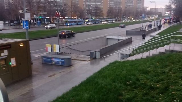 Утро первого дня,когда закрыли участок зелёной ветки.Метро Кантемировская смотреть онлайн