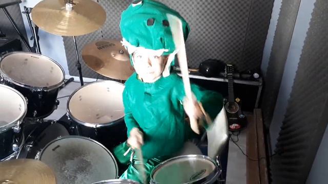 Danisaurio tocando batería смотреть онлайн