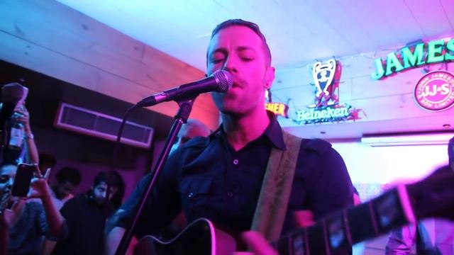 Chris Martin Performing live in Delhi at Summer House Cafe смотреть онлайн