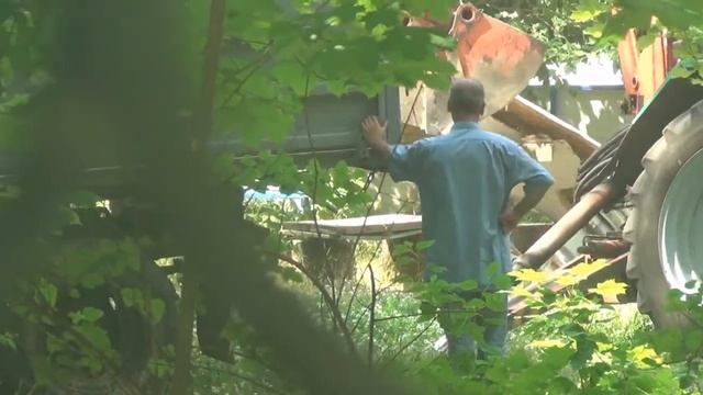 Снос старой детской площадки во дворе 5этажки.