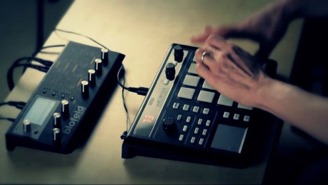 Finger drumming on Waldorf Blofeld with ATTACK! soundset and Korg padKontrol смотреть онлайн
