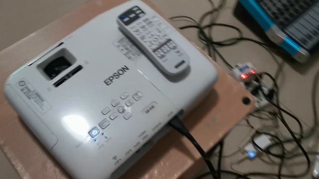 รีวิวโปรเจคเตอร์ Epson EB-X18 ขายโปรเจคเตอร์ ขายโปรเจคเตอร์มือ2 EPSON EB-X18 ความสว่าง 3000 ลูเมนส์ смотреть онлайн