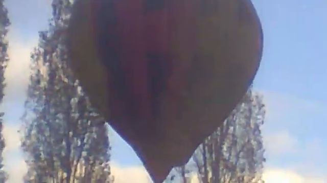 Огромный Воздушный шар залетел во двор смотреть онлайн
