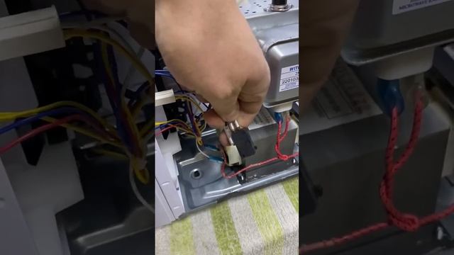 Микроволновая печь Dexp не включается. Ремонт за 30 секунд.