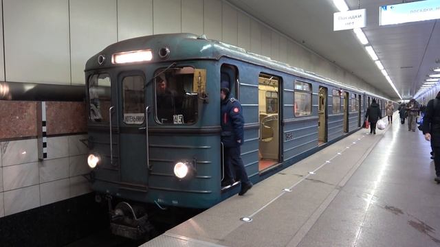 Московский Метрополитен Еж-3 серии 5986 и 5865 на станции Котельники смотреть онлайн