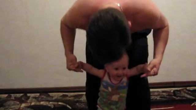 9-месячный Данил играет в футбол \ 9-month old Danny plays football смотреть онлайн