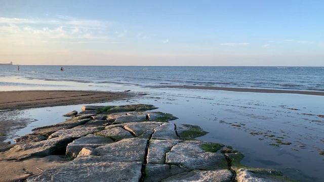 Каспийское море мелеет, отступая от своих берегов и обнажая затопленные артефакты древней истории