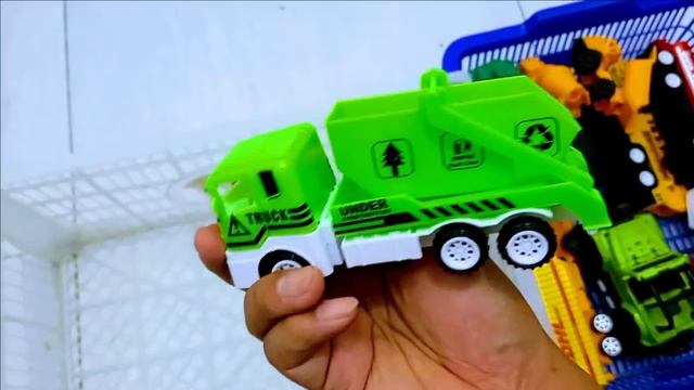 Грузовик Тема и город машин. Скорая, полиция, автовоз и дорожные знаки. Мультики про машинки смотреть онлайн