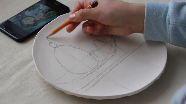 Чем я рисую Тоторо на тарелке? Все секреты росписи ангобами) смотреть онлайн