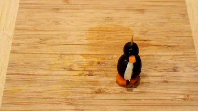 Закуска на праздник из оливок Пингвины