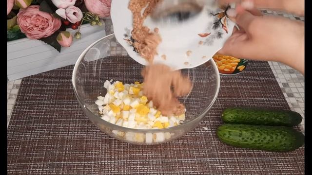 Салатик на ужин или на праздничный стол. Очень легкий и свежий салат с консервированным тунцом. смотреть онлайн