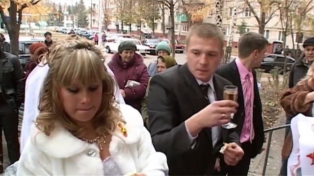 Молодожёнов встречали всем подъездом смотреть онлайн
