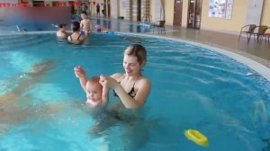 Грудничковое плавание в бассейне. Комплекс упражнений с грудным ребёнком.