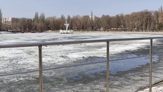 ОЗЕРО ПАРКА МЕТАЛЛУРГ ЕЩЕ ВО ЛЬДУ/САМАРА/РОССИЯ