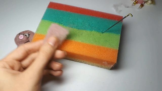 Мастер -класс по валянию броши /Брошь поросенок (девочка) смотреть онлайн