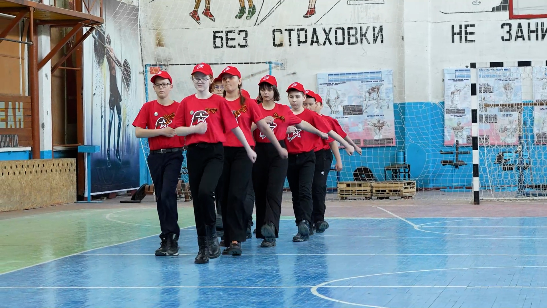 ЛЕВОЙ, ЛЕВОЙ, РАЗ, ДВА, ТРИ! смотреть онлайн