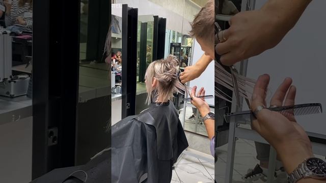 Мужская удлиненная стрижка шэгги #menshair #мужскаястрижка #barbertutorial #menshaircut #shaggy смотреть онлайн