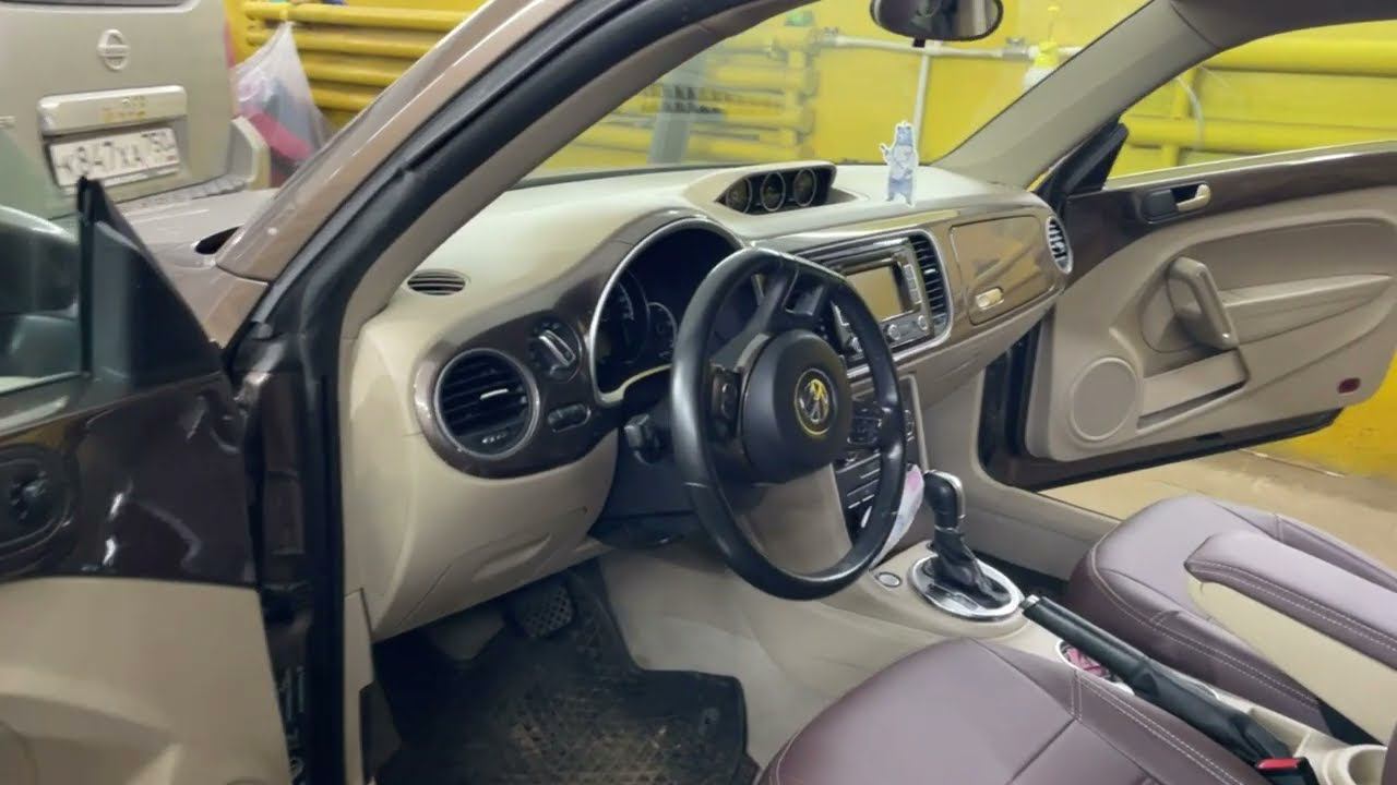 Чехлы на Volkswagen Beetle II (A5), серии "Premium" (шоколад) - бежевая строчка смотреть онлайн