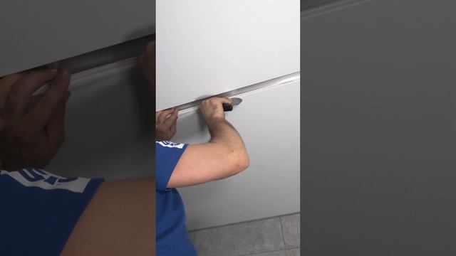 Трековый светильник из Леруа в натяжном потолке смотреть онлайн