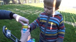 Макс открывает игрушечную газонокосилку// Bubble Mower Unpacking// Lawn mover video for toddlers