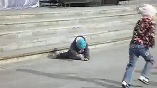 Мальчик пытается танцевать Брейк данс. Смешное видео. смотреть онлайн