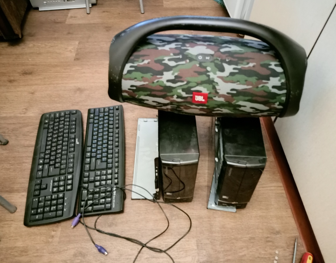 Нашел на мусорке JBL Boombox и два системника. Как я зарабатываю лазая по мусоркам Москвы смотреть онлайн