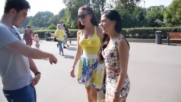 PRANK Продолжаем разводить девушек на поцелуй ! Учимся ребята !!! )) [arBuzik]