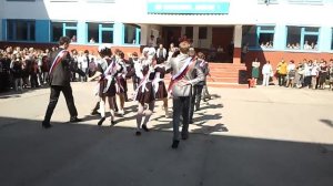 Школьный выпускной, танец, вальс. Хорошо танцуют