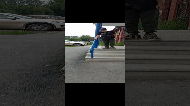 как спускаются с лестницы разные люди