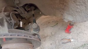 Как поменять рулевой наконечник и сделать точное схождение колес самостоятельно