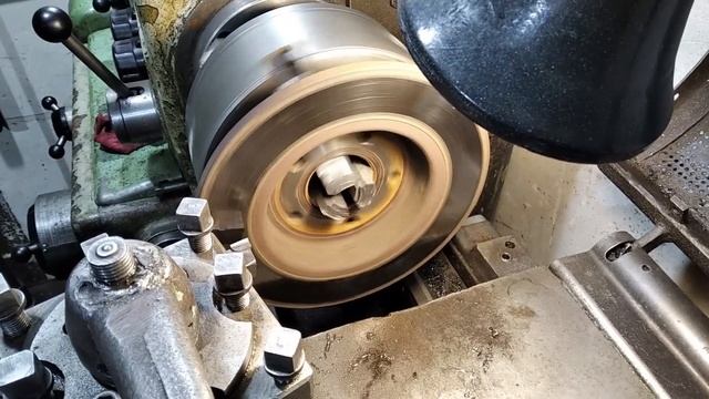 Проточка тормозного диска Ford на токарном станке 1К62 смотреть онлайн