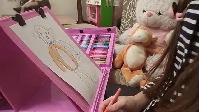 Чемодан для творчества. Рисуем обезьянку на мольберте. смотреть онлайн