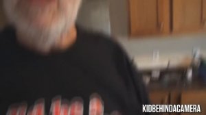 ЗЛОЙ ДЕД скушал самое невкусное угощение