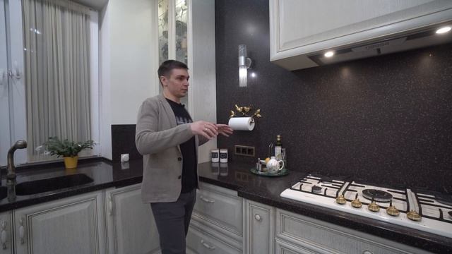 КРАСИВАЯ УГЛОВАЯ КУХНЯ В ЧАСТНОМ ДОМЕ. Обзор кухни. Кухня с фасадами из массива. смотреть онлайн