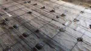 Бетонный пол по грунту, часть 2, армирование, выставление маяков, заливка чернового пола!