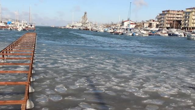 В Севастополе начало замерзать Черное море смотреть онлайн