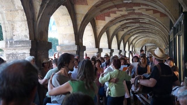 танцы под французский аккордеон на площади Вогезов, Париж смотреть онлайн