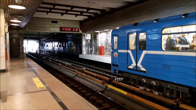 Поезд метро типа 81-717/714 (ЛВЗ) на станции Речной Вокзал смотреть онлайн