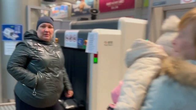 Бесплатная клиника! Сборы в аэропорт, бумаги для полёта смотреть онлайн