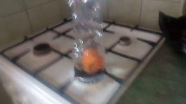 Как сварить яйца, когда нет ничего, кроме пластиковой бутылке? смотреть онлайн