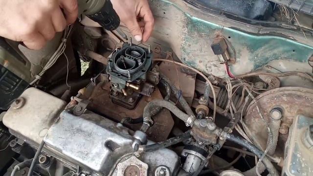 ВАЗ 2109 ПЛАВАЮТ ОБОРОТЫ, ГЛОХНЕТ НА ХОДУ КАРБЮРАТОР!