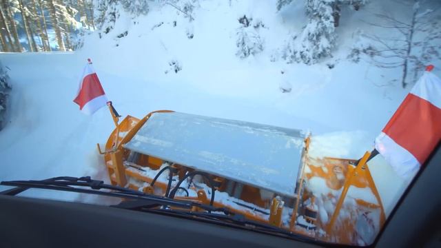 Schnee räumen mit Seitenschneepflug am Lindner Unitrac 112 LDrive | Traktortechnik im Winterdienst смотреть онлайн