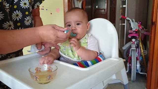 Эля кормит Лию супом